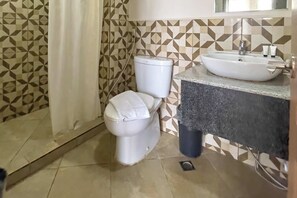 Deluxe King Room | 浴室 | 淋浴設備、淋浴花灑、免費盥洗用品、拖鞋