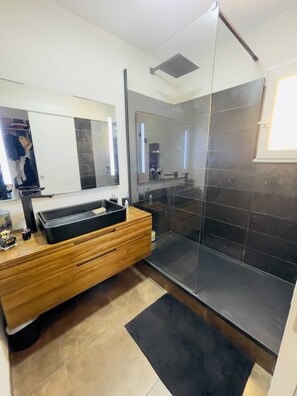 Een douche, een haardroger, handdoeken, zeep