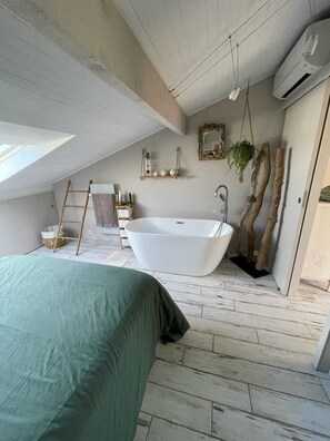 Regadera, secadora de cabello, toallas, jabón 