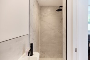 Apartment | Bathroom - The Courtyard Flat (London)