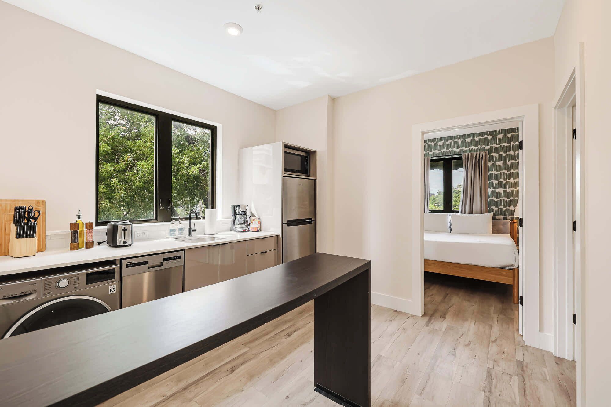 Kjøleskap, mikrobølgeovn, oppvaskmaskin og kaffetrakter/tekoker