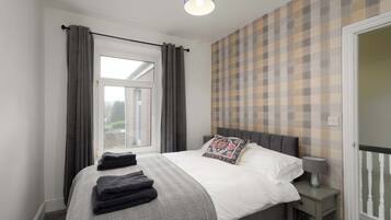 3 bedrooms, desk, iron/ironing board, WiFi