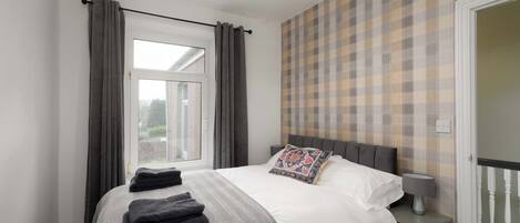 3 bedrooms, desk, iron/ironing board, WiFi