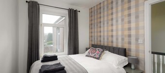 Spacious 3BR Home w Terrace - Ideal for Groups