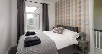 Spacious 3BR Home w Terrace - Ideal for Groups