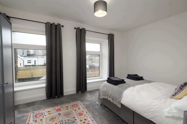 3 bedrooms, desk, iron/ironing board, WiFi