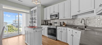 Spacious 4 Bedroom w/ Ocean Views, Dock & Kayak Launch. 2 Min Walk 2 Beach