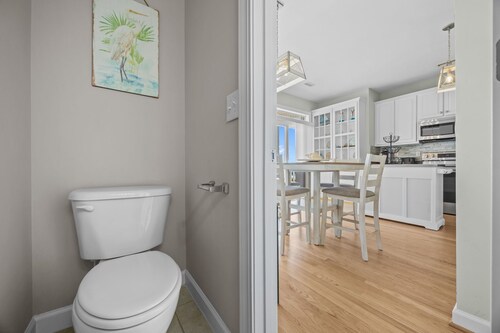 Spacious 4 Bedroom w/ Ocean Views, Dock & Kayak Launch. 2 Min Walk 2 Beach