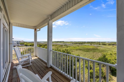 Spacious 4 Bedroom w/ Ocean Views, Dock & Kayak Launch. 2 Min Walk 2 Beach