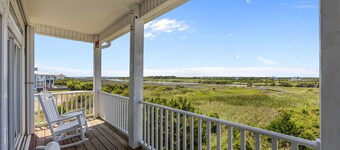 Spacious 4 Bedroom w/ Ocean Views, Dock & Kayak Launch. 2 Min Walk 2 Beach