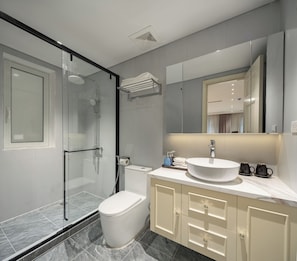 Luxury Double Room, 1 King Bed, City View | Bathroom | Shower, hair dryer, slippers, towels
