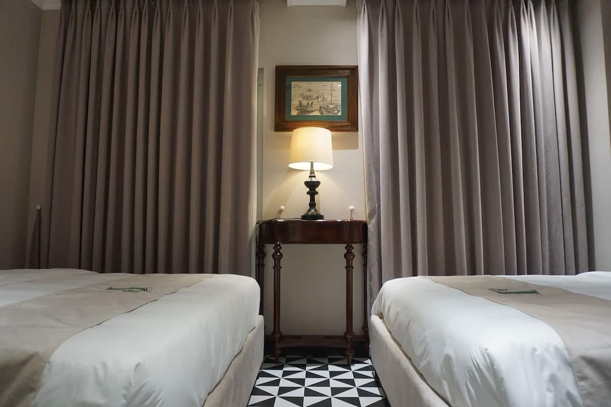 Habitación cuádruple familiar | Sábanas de algodón egipcio, ropa de cama de alta calidad, minibar