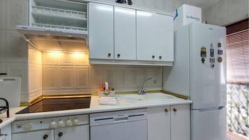 Frigorífico, placa de cocina, lavavajillas y cafetera o tetera