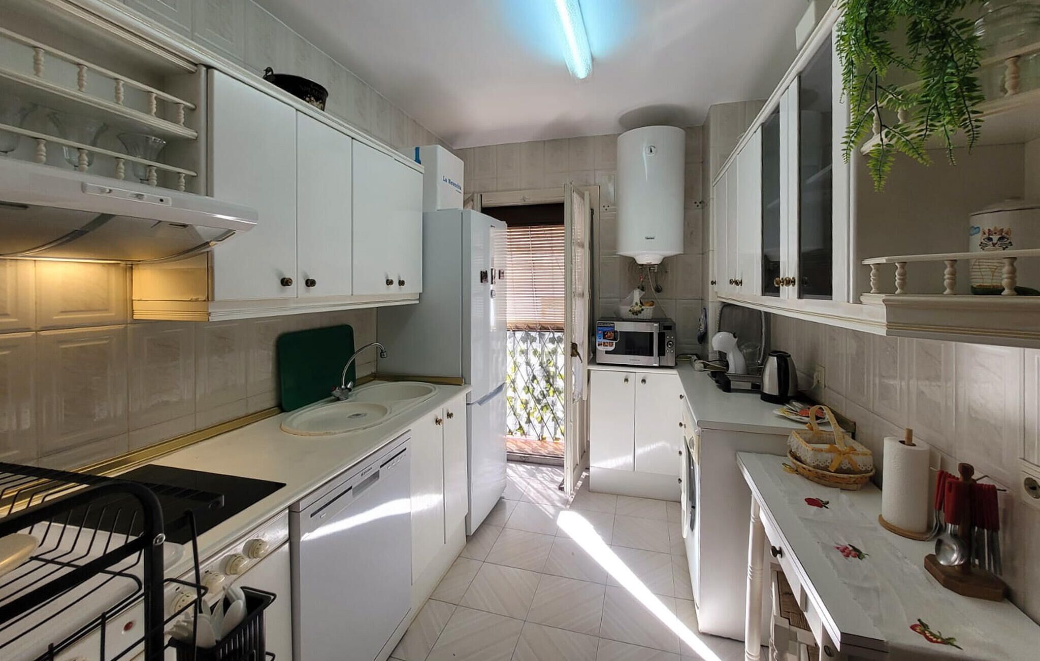 Réfrigérateur, plaque de cuisson, lave-vaisselle, cafetière/bouilloire