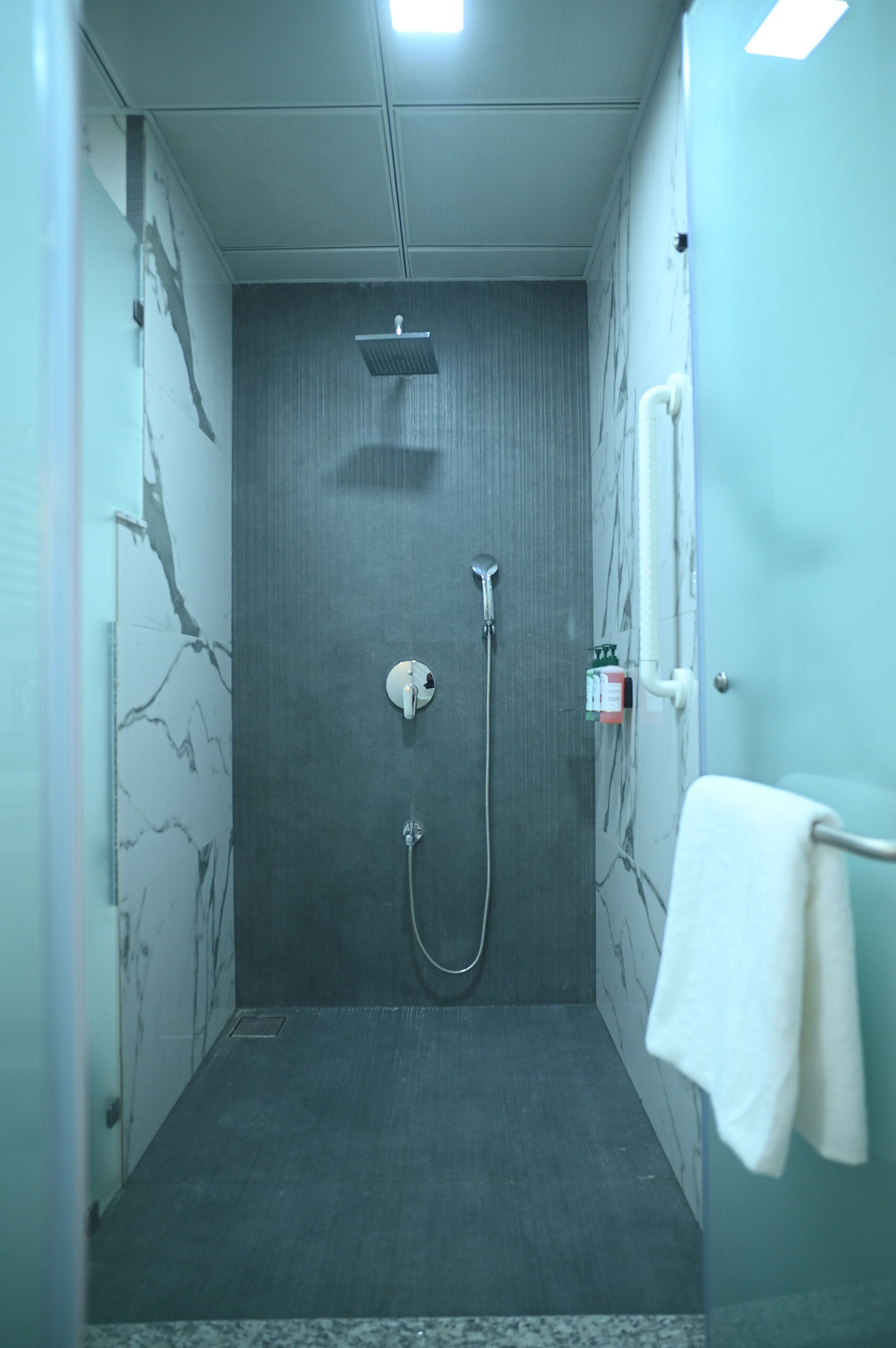 Bruser, hjemmesko, bidet, håndklæder