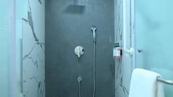 Bruser, hjemmesko, bidet, håndklæder