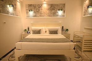 Habitación doble Deluxe, 1 cama King size, para no fumadores, vista a la ciudad | Caja de seguridad en la habitación, escritorio y insonorización 