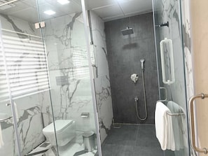 Buồng tắm vòi sen, dép đi trong nhà, khăn tắm, xà phòng