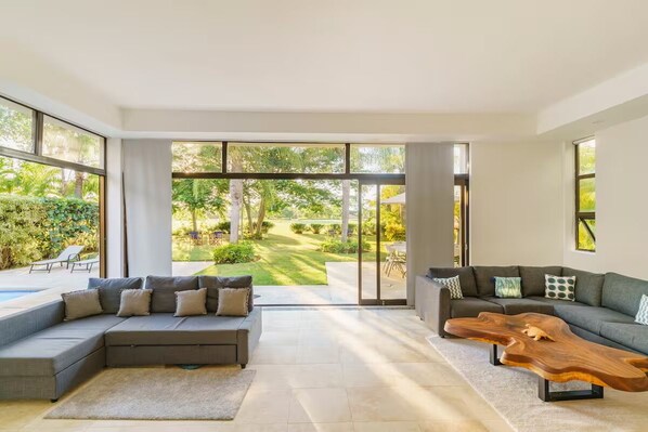 Smart TV - Juan Dolio Villa: Private Pool, Garden & Close to the Beach! (Juan Dolio)