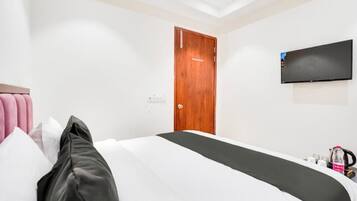 Comfort Double Room | In-room safe, desk, blackout drapes, free WiFi