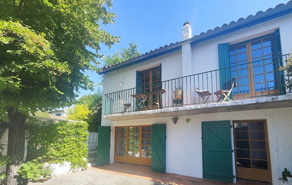 Exterior - Awesome home in Thézan les Béziers (Thézan les Béziers)