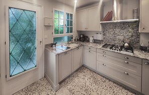 Fridge, oven, stovetop, dishwasher - Awesome home in Thézan les Béziers (Thézan les Béziers)