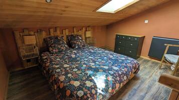 1 bedroom, travel crib, bed sheets