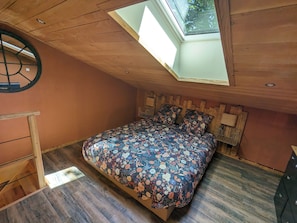 1 bedroom, travel crib, bed sheets - La Chambre d'Art in the heart of nature, 300 metres from Lake St Pardoux (Saint-Pardoux-le-Lac)