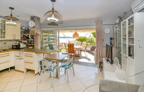 Kühlschrank, Ofen, Geschirrspüler, Wasserkocher mit Kaffee-/Teezubehör