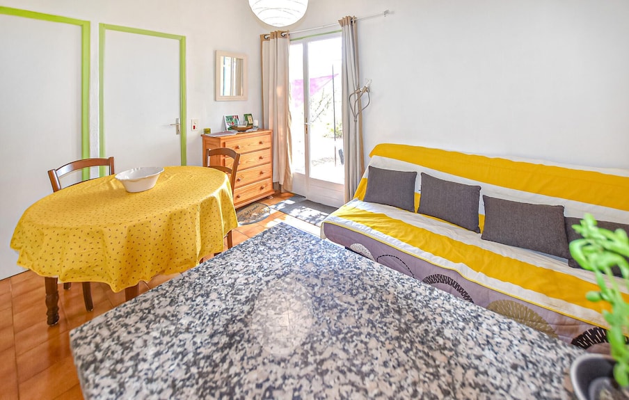 2 Bedroom Lovely Home In Villars - Apt