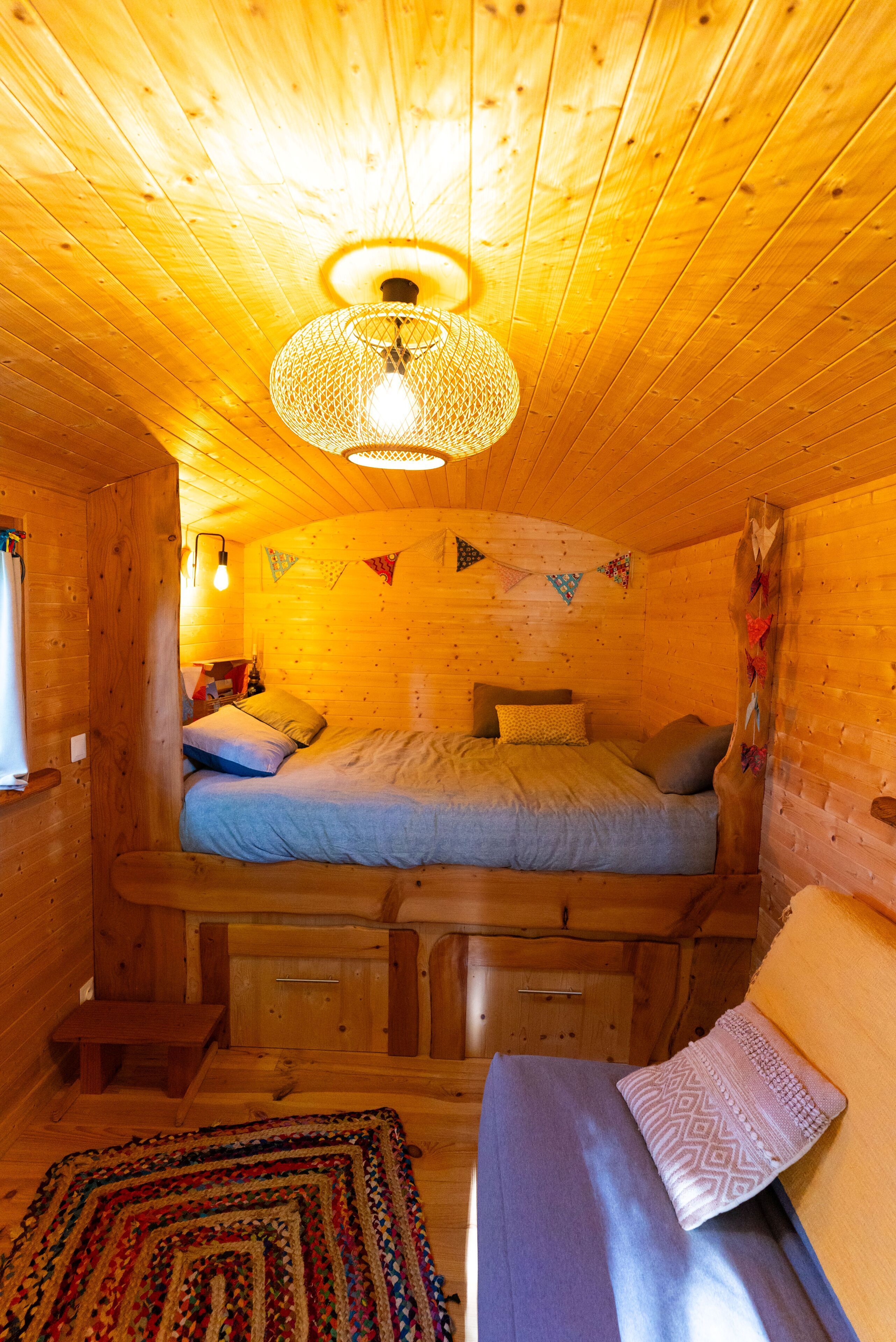 1 bedroom, travel crib, bed sheets