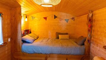 1 bedroom, travel crib, bed sheets