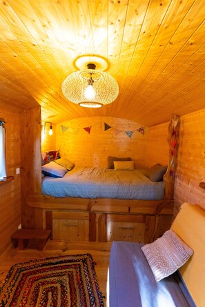 1 bedroom, travel cot, bed sheets