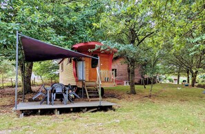 Outdoor dining - Roulotte in the heart of nature, on the shores of Lake St Pardoux. (Saint-Pardoux-le-Lac)