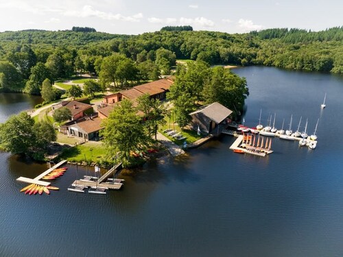 Roulotte in the heart of nature, on the shores of Lake St Pardoux.