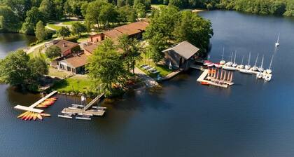 Roulotte in the heart of nature, on the shores of Lake St Pardoux.