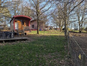Outdoor dining - Roulotte in the heart of nature, on the shores of Lake St Pardoux. (Saint-Pardoux-le-Lac)