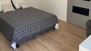 WiFi, bed sheets, wheelchair access