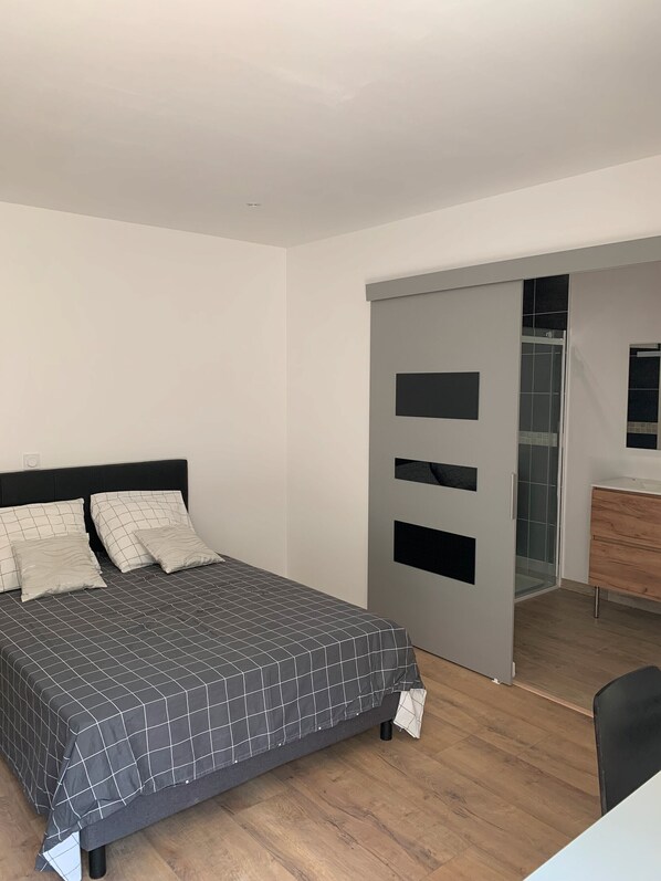 WiFi, bed sheets, wheelchair access