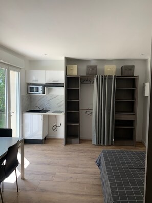 WiFi, bed sheets, wheelchair access