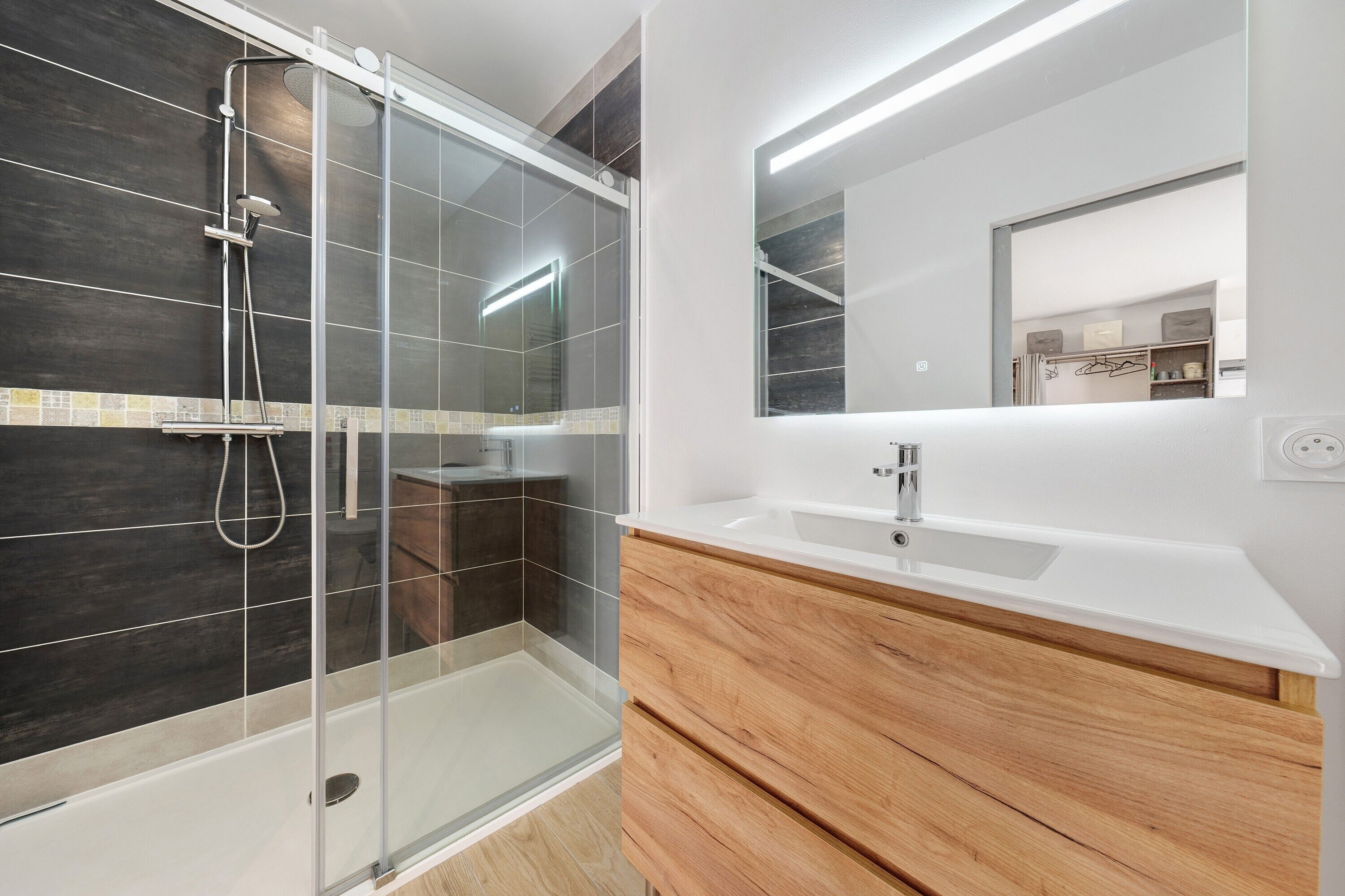 Douche, serviettes fournies