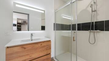 Een douche, handdoeken