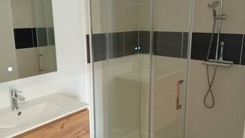 Shower, towels