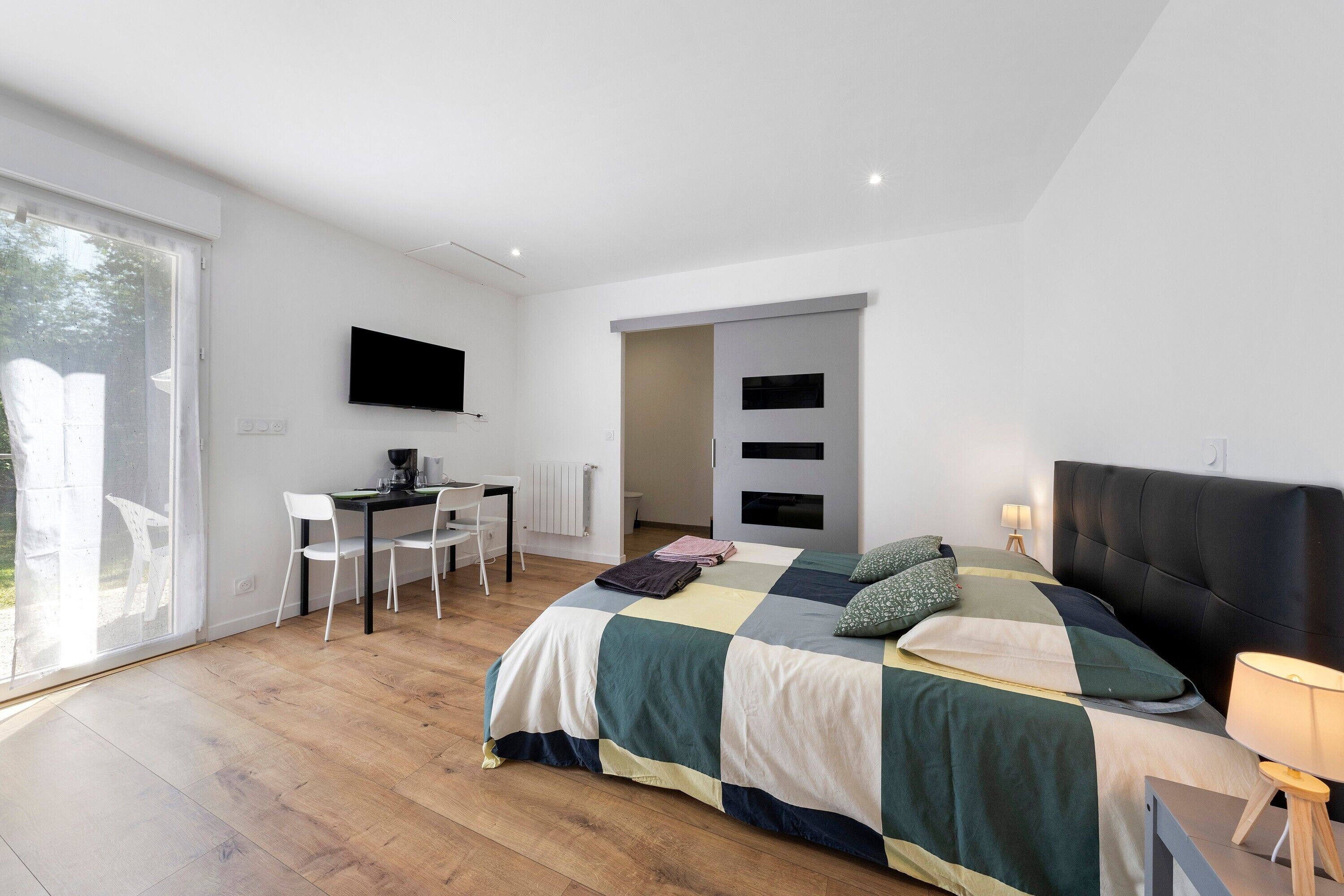 WiFi, bed sheets, wheelchair access