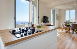 Fridge, oven, stovetop, dishwasher - 2 bedroom awesome home in Pieve Ligure (Pieve Ligure)