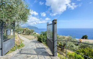 Property grounds - 2 bedroom awesome home in Pieve Ligure (Pieve Ligure)