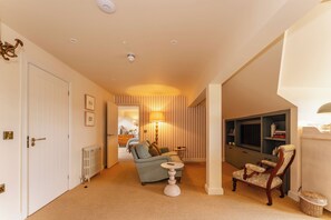 Deluxe Double Room | Living area | 26-inch TV with digital channels