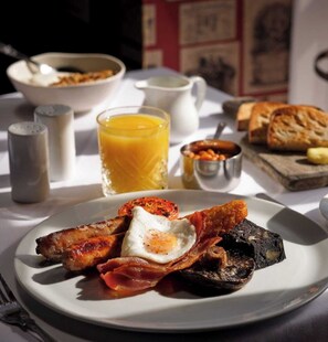 Café da manhã inglês grátis todos os dias