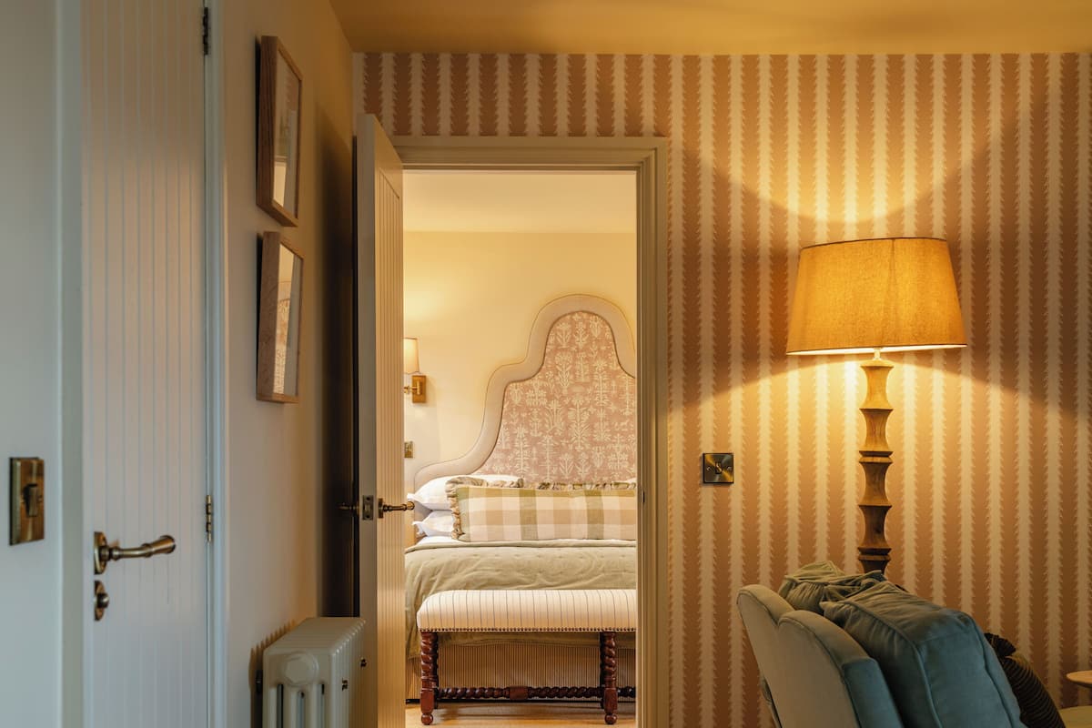 Deluxe Double Room | Iron/ironing board (on request), WiFi (free), bed sheets
