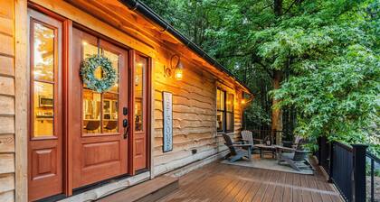 2 Bedroom Cabin with Pickleball Court, Sectional Couch and Outdoor Dining